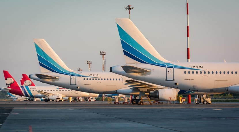 Airbus и SSJ-100 на стоянке в аэропорту "Рощино"