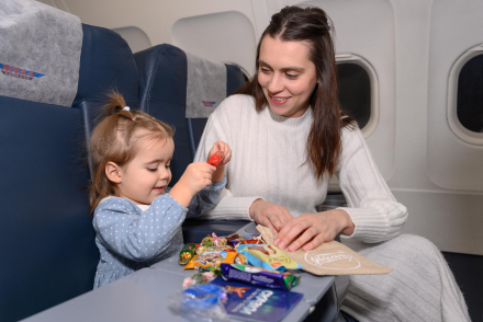 Маленькие пассажиры авиакомпании "Ямал" получат новогодние подарки